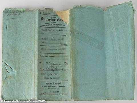 Bìa ngoài hồ sơ vụ ly hôn của Chaplin.