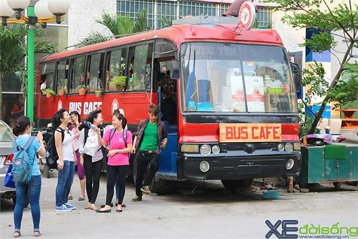 Xuất hiện trên vỉa hè đường Nguyễn Văn Lộc, (Thanh Xuân, Hà Nội) khoảng 2 tuần trở lại đây, chiếc xe buýt với tông màu đỏ đang tạo sự tò mò với những người dân đi đường. Bởi nó không hoạt động theo đúng nghĩa một chiếc trò chuyện.