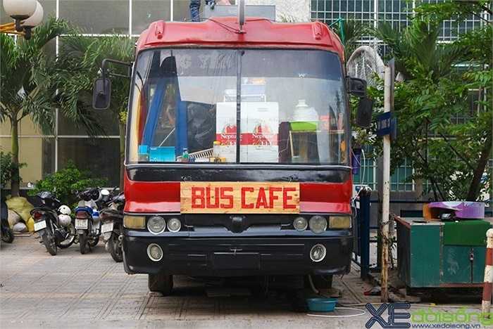 Chiếc xe buýt 45 chỗ được treo biển Bus Cafe và đã được đầu tư khoảng 1 tỷ đồng để có thể 'lột xác' thành quán cafe bình dân cho giới trẻ Hà thành