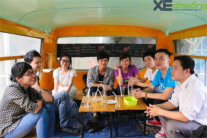Khu vực cuối xe rộng rãi cho những ai đi theo nhóm