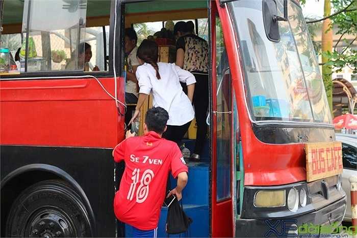 Quán Bus Cafe với 1 cửa lên/xuống duy nhất và có bậc khá cao
