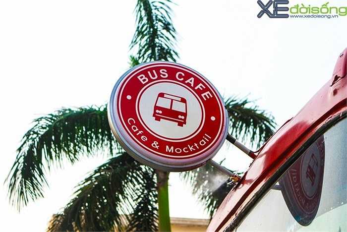 Nóc xe còn có biển hiệu mang dáng dấp của Starbucks