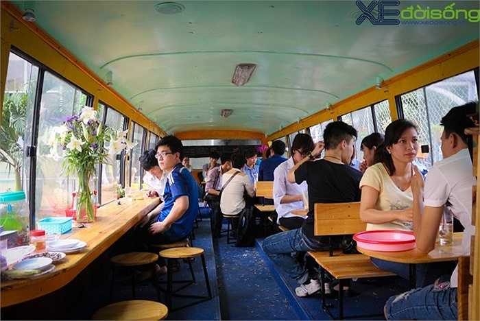 Toàn bộ ghế xe đã được thay bằng bàn và ghế uống nước với hai hàng tương ứng hai phong cách riêng biệt.