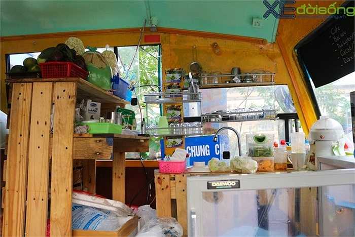 Buồng lái được chuyển công năng thành nơi pha chế và chuẩn bị đồ ăn