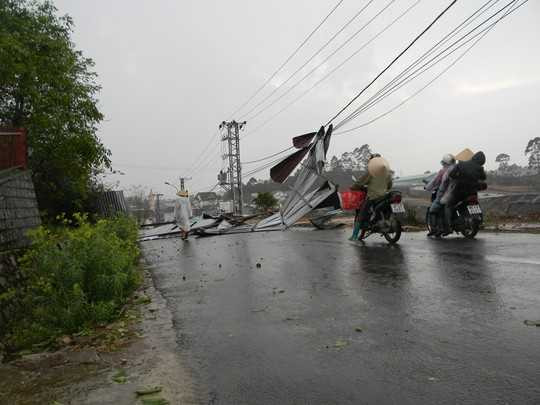 Mưa đá, lốc xoáy kinh hoàng tàn phá Đà Lạt