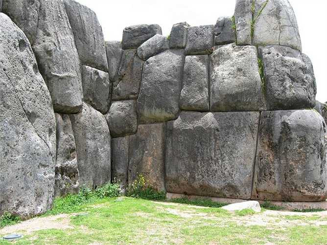 Saksaywaman: Nằm ở vùng ngoại ô phía bắc phố cổ Cusco (Peru), các tảng đá ở đây được xếp chồng lên nhau cực kỳ vững chãi và vừa khít đến nỗi bạn không thể nhét bất kì thứ gì vào giữa hai tảng đá.