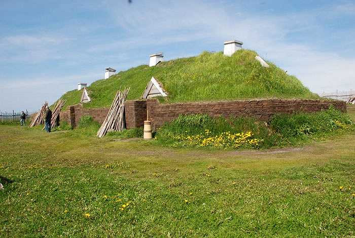 Di chỉ khảo cổ L’Anse aux Meadows có niên đại khoảng 1000 năm tuổi ở Newfoundland, Canada được cho rằng đã chứng minh chính những người Viking là những người đầu tiên khám phá ra Bắc Mỹ trước cả Christopher Columbus.