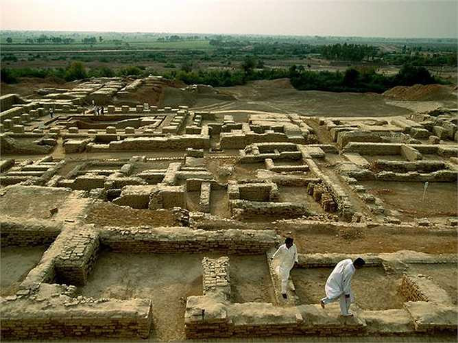 Di tích khảo cổ Mohenjo-daro: Nằm ở Sindh, Pakistan, đây là một trong những khu đô thị đầu tiên xuất hiện trong lịch sử nhân loại, với các dấu hiệu của sự quy hoạch thành phố một cách quy cũ, hệ thống nhà nước và hệ thống thoát nước tiên tiến. Ước tính có khoảng 40,000 người đã từng sinh sống ở Mohenjo-daro.
