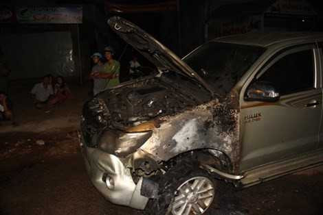 Ô tô bốc cháy dữ dội sau khi gây tai nạn bỏ trốn