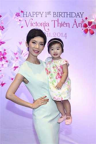 Xuân Lan đã mở tiệc linh đình mừng nàng công chúa nhỏ bước sang tuổi mới tại một nhà hàng sang trọng của TP HCM. Cả không gian được trang hoàng lộng lẫy với nhiều bức ảnh đáng yêu của bé Thỏ từ lúc chào đời đến khi tròn 1 tuổi.