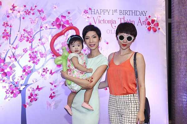 Ca sĩ Tóc Tiên sành điệu với áo hai dây mix quần kẻ.