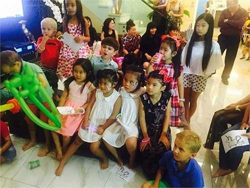 Học tập ở trường quốc tế từ nhỏ nên bé Bảo Tiên có rất nhiều bạn bè người nước ngoài.