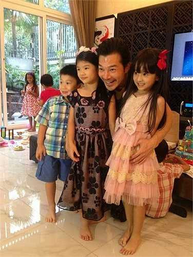 Anh vui vẻ chụp ảnh chung cùng bạn bè của Bảo Tiên.