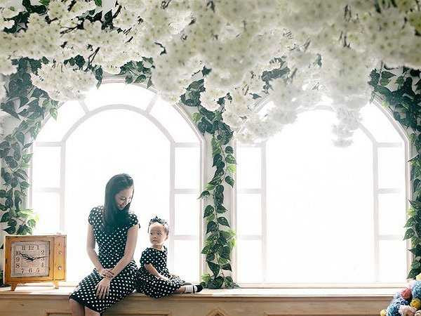 Cả gia đình Linh Nga đều có chữ 'Linh' trong họ tên. Bà ngoại của Linh Nga là Linh Cầm, mẹ cô tên Vương Linh nên cô đặt tên thật cho con gái là Linh Linh.