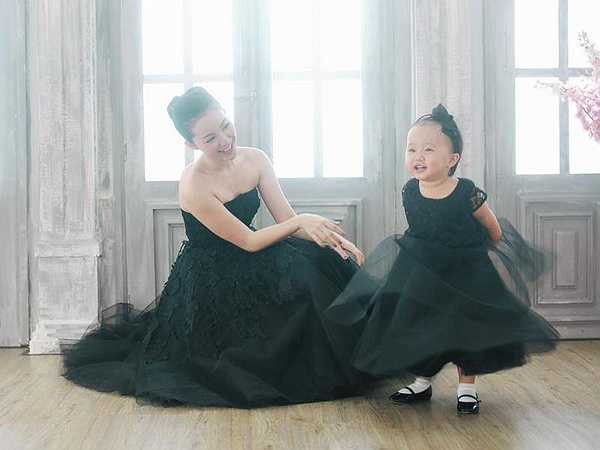 Nữ nghệ sĩ hạnh phúc ngắm nhìn con gái yêu ngày càng lớn và đáng yêu trong bộ ảnh chung. 