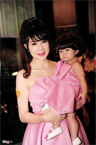 Để chuẩn bị cho bữa tiệc thôi nôi của Cherry, cựu hot girl Sài thành - Minh Hà - đã nhờ bạn bè chuẩn bị những bộ đồ ton-sur-ton cho cả gia đình. Đồng phục của cả nhà là tông màu hồng trẻ trung. 