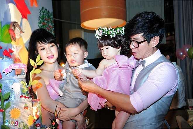 Lý Hải - Minh Hà dự định để Cherry tự cầm dao nhựa cắt bánh gato mừng sinh nhật nhưng anh hai Rio lại... đòi thay em thực hiện nghi thức này.