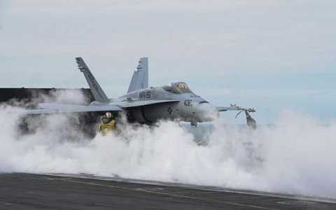 Một chiếc F-18 của Mỹ hạ cánh xuống tàu sân bay USS Theodore Roosevelt
