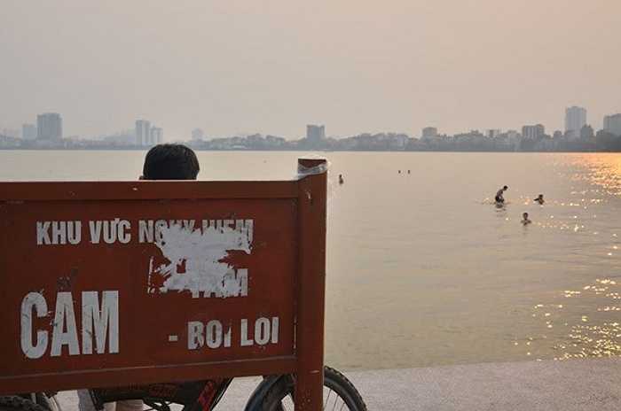 Tại khu vực này cũng được gắn biển cấm bơi lội để cảnh báo người dân khu vực nguy hiểm có thể xảy ra chết đuối đặc biệt là các em nhỏ chưa biết bơi.