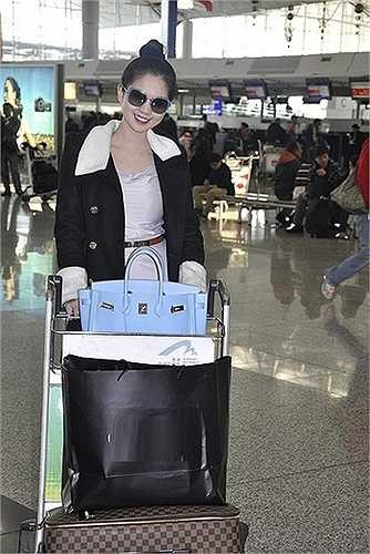 Cùng lắm chỉ là những bức ảnh phía sau lưng hoặc cái nắm tay ngọt ngào của Ngọc Trinh và một bàn tay khác mà theo nữ hoàng nội y chia sẻ đó là người yêu cô.