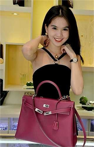 'Người bạn trai bây giờ thương tôi, lo lắng và hiểu ý lắm. Gặp người khác, khi bạn gái có scandal như vậy đã lấy cớ chia tay rồi'.