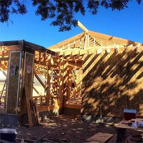 Căn biệt thự gồm 4 phòng ngủ lớn, phòng khách và phòng bếp rộng rãi. Bằng Kiều từng mặc đồ bảo hộ lao động cùng các công nhân hoàn thiện căn biệt thự mới.