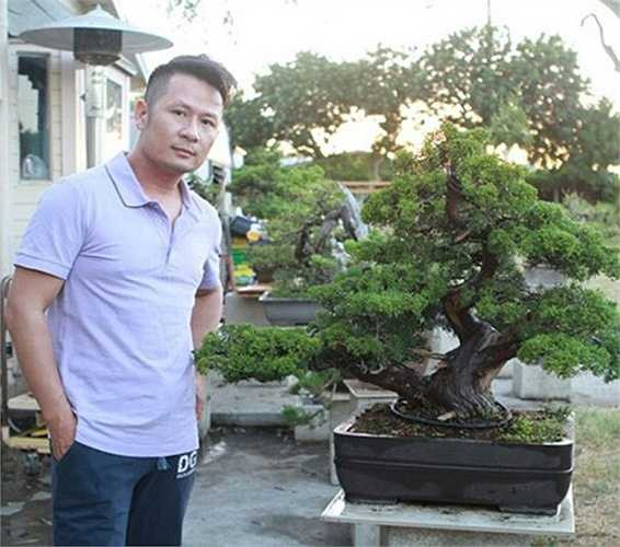 Bằng Kiều chụp ảnh bên một chậu bonsai mình yêu thích. 