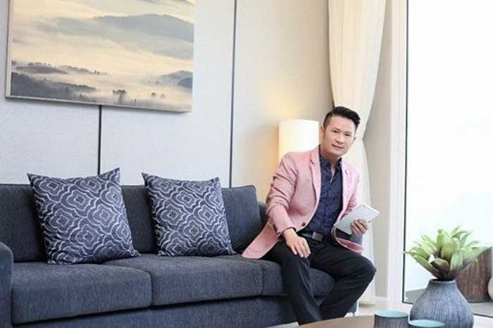 Ngoài căn biệt thự gỗ đắt tiền ở Mỹ, để tiện cho công việc, nam ca sỹ 'Trái tim bên lề' đã mua một căn hộ cao cấp tại TP HCM.