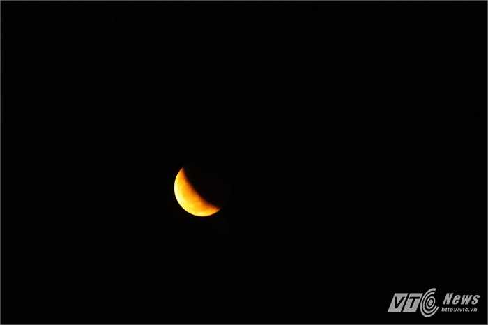 Mặt Trăng máu lúc 19h50