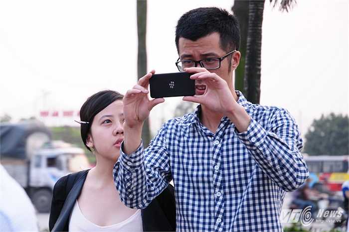 Dùng các ứng dụng điện thoại để tìm vị trí Trăng