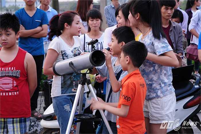 Tụ tập quanh kính thiên văn