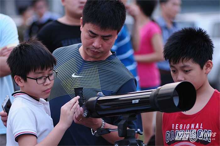 Nhiều học sinh theo phụ huynh đến địa điểm quan sát