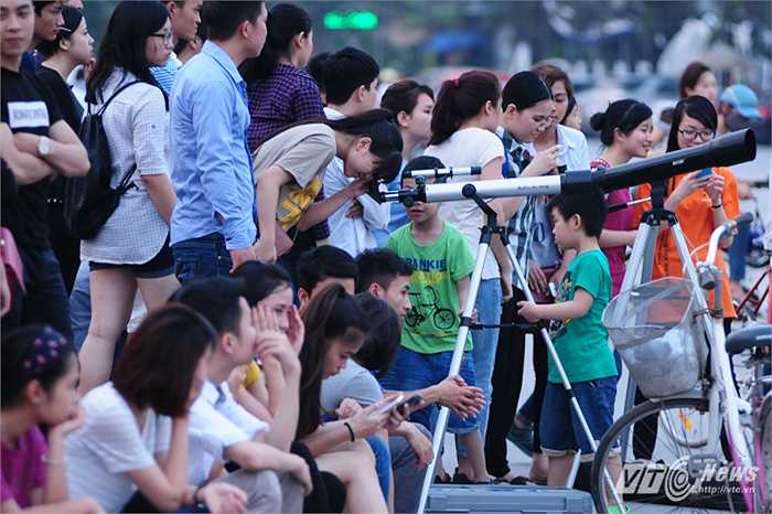 Tụ tập quanh các kính thiên văn