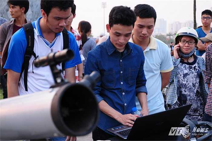 Nhiều người còn dùng máy tính để tính toán thời điểm, vị trí Trăng máu xuất hiện