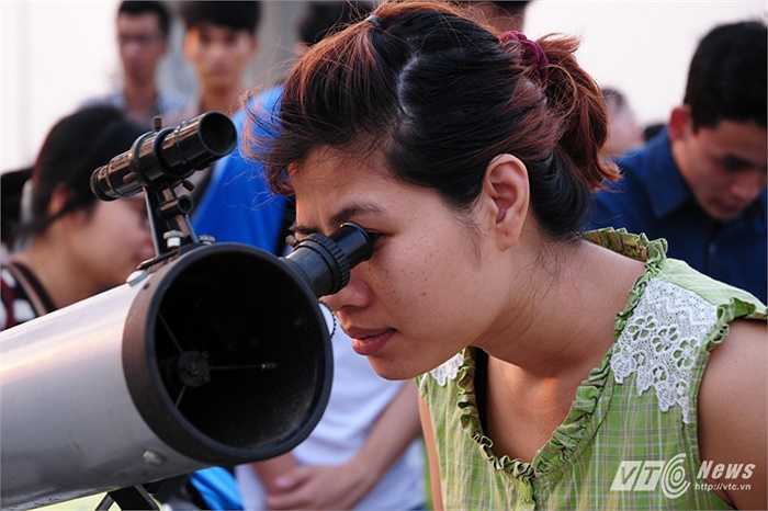 Người phụ nữ này cố gắng quan sát hiện tượng Trăng máu qua kính thiên văn