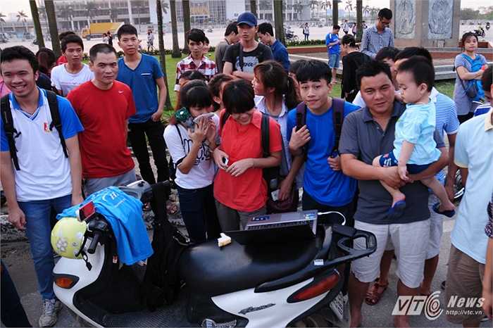 Rất nhiều bạn trẻ tại Hà Nội quan tâm đến hiện tượng thiên văn kỳ thú này