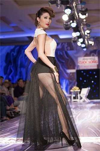 Những chiếc đầm này giúp cô khoe da thịt một cách khéo léo.