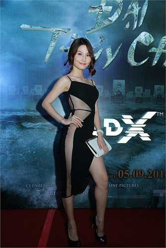 Những thiết kế cut-out táo bạo rất hiệu quả trong việc tôn vinh những đường cong nóng bỏng của cô.