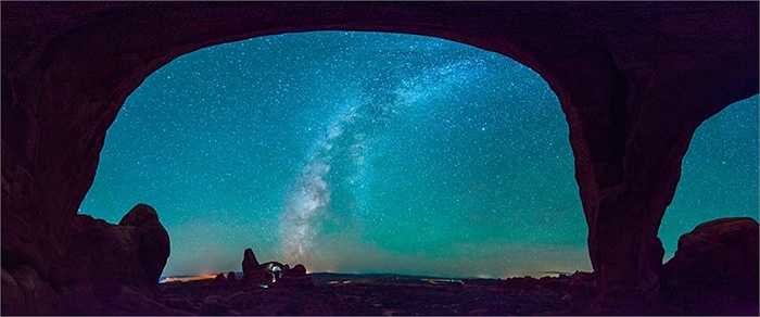 Bầu trời nhìn từ hang đá ở Utah, Mỹ