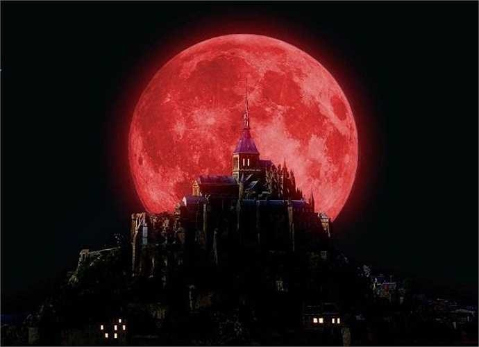 Tại Nhật Bản, người dân rất sợ mỗi khi xảy ra hiện tượng trăng máu. Theo đó, họ rất sợ ánh sáng của Mặt trăng máu có thể khiến con người bị 'nhiễm độc' khi ra đi ngoài vào thời điểm đặc biệt trên. 