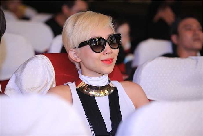 Chiều 3/4, các ca sỹ tham gia biểu diễn Lễ Trao giải Giải thưởng truyền hình HTV - HTV Awards có buổi tổng duyệt tại Nhà hát Hòa Bình, TP HCM.