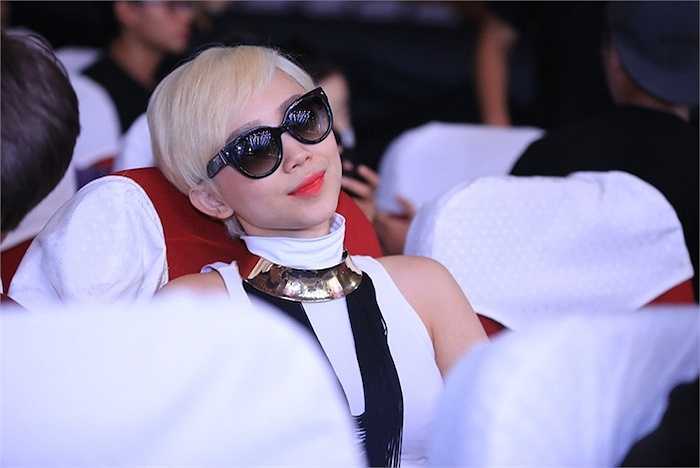 Tại Gala Trao giải, nữ ca sỹ trình diễn Ngày mai - ca khúc đang 'làm mưa làm gió' với vũ điệu cồng chiêng giữa bài hát.