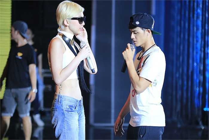 Cô diện áo crop-top ôm sát khoe vòng eo thon và vẻ gợi cảm.