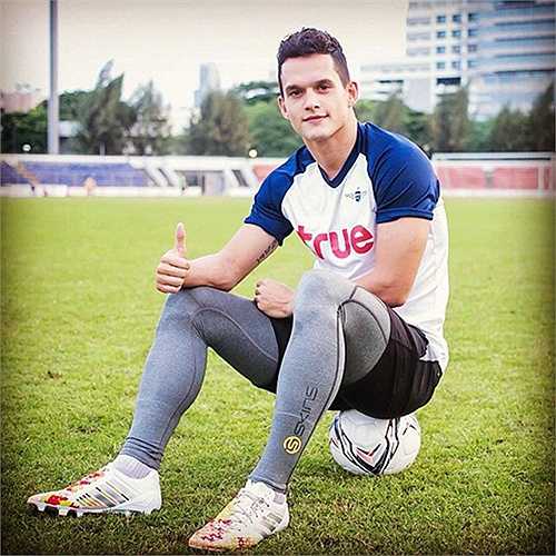 Hậu vệ Mika Chunuonsee của CLB Bangkok United được đánh giá là một trong những cầu thủ đẹp trai nhất làng bóng đá Thái Lan. 