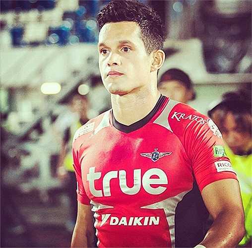 Mika Chunuonsee sinh ngày 26/3/1989 tại xứ Wales. Anh mang trong mình hai dòng máu xứ Wales và Thái Lan.