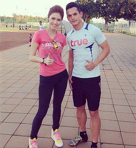 Mika chụp ảnh cùng hoa hậu Thái Lan 2009