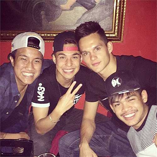 Mika Chunuonsee cao 1m78, diện mạo điển trai là cầu thủ được rất nhiều fan nữ mến mộ bên cạnh hotboy Charyl Chappuis - cầu thủ của CLB Suphanburi nổi lên từ AFF Cup 2014.