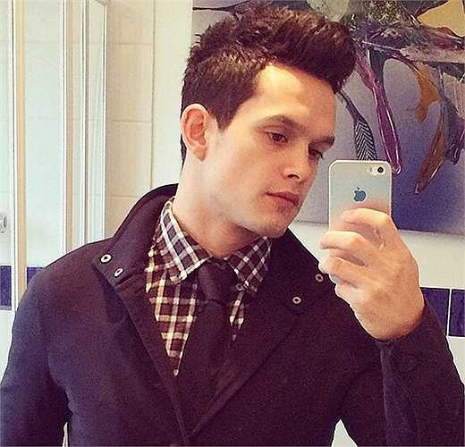 Vẻ ngoài lịch lãm của hot boy tuyển Thái Lan