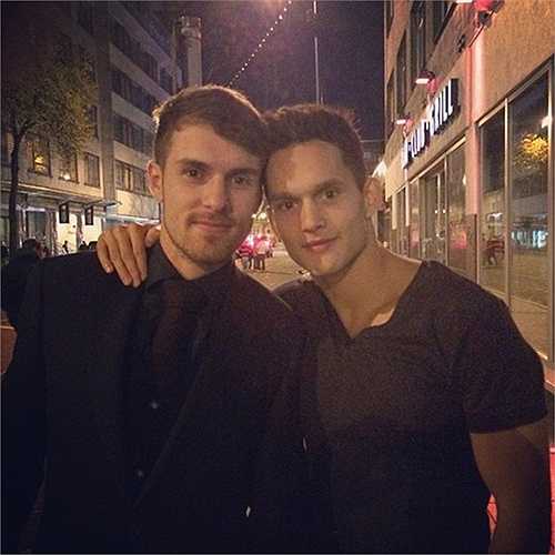 Hậu vệ của Bangkok United chụp cùng ngôi sao đồng hương Ramsey, hiện khoác áo Arsenal.