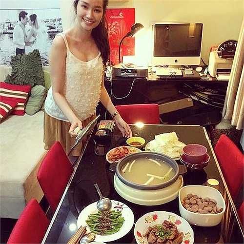 Sau đám cưới, Trúc Diễm bắt đầu xây dựng ‘tổ ấm nhỏ’ của mình. Cô tự tay vào bếp nấu nướng đồ ăn cho chồng.